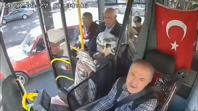 TURKISH BUS DRIVER DIES ON THE SPOT IN MOTION !