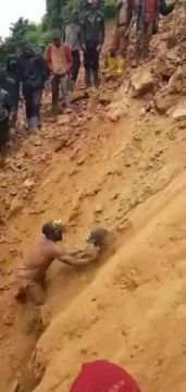 COBALT MINE COLLAPSE IN THE CONGO - DIGGING OUT SURVIVORS BY HAND